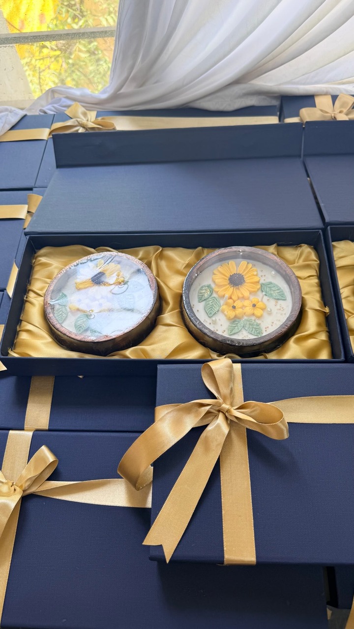 Ruhe scented Candles Facebook ad: Flowers fade.