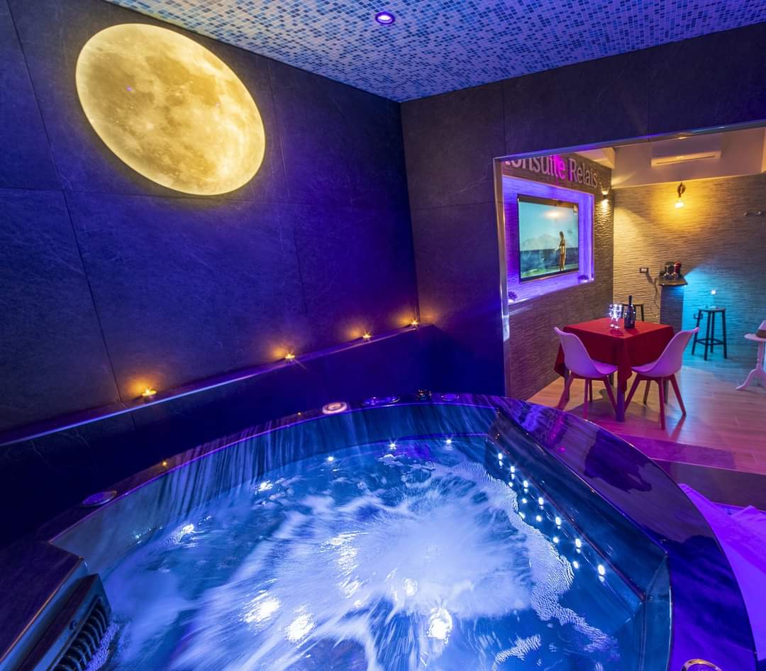 Monsuite Relais Facebook ad: Regalati 1 notte Straordinaria Il pacchetto di coppia…