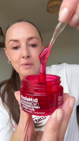 Dr.Melaxin UK Facebook ad: 10 Skincare Essentials + A FREE Full-Size Gift?!