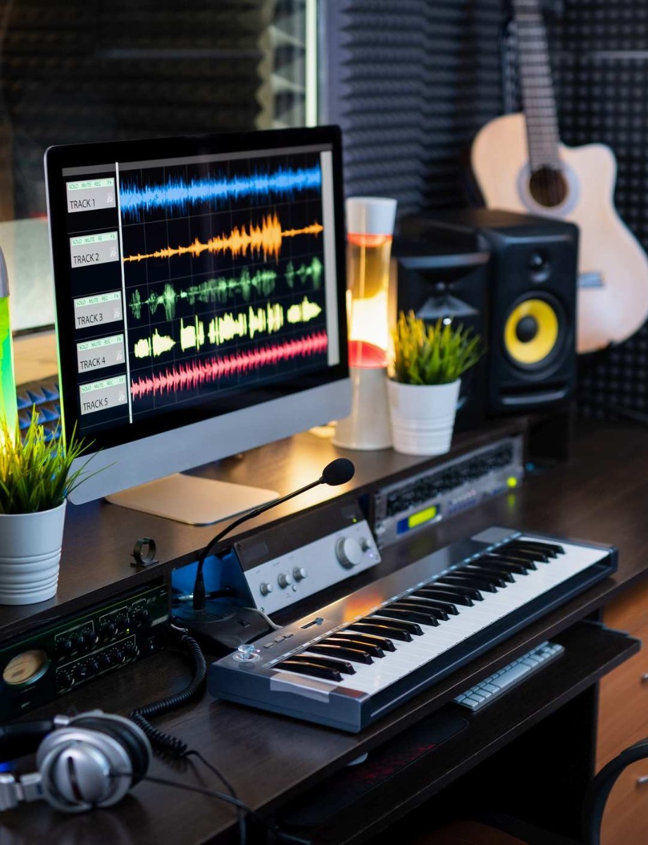 House of Sound AG Facebook ad: Egal ob Du Beats mischst, die Saiten zum…