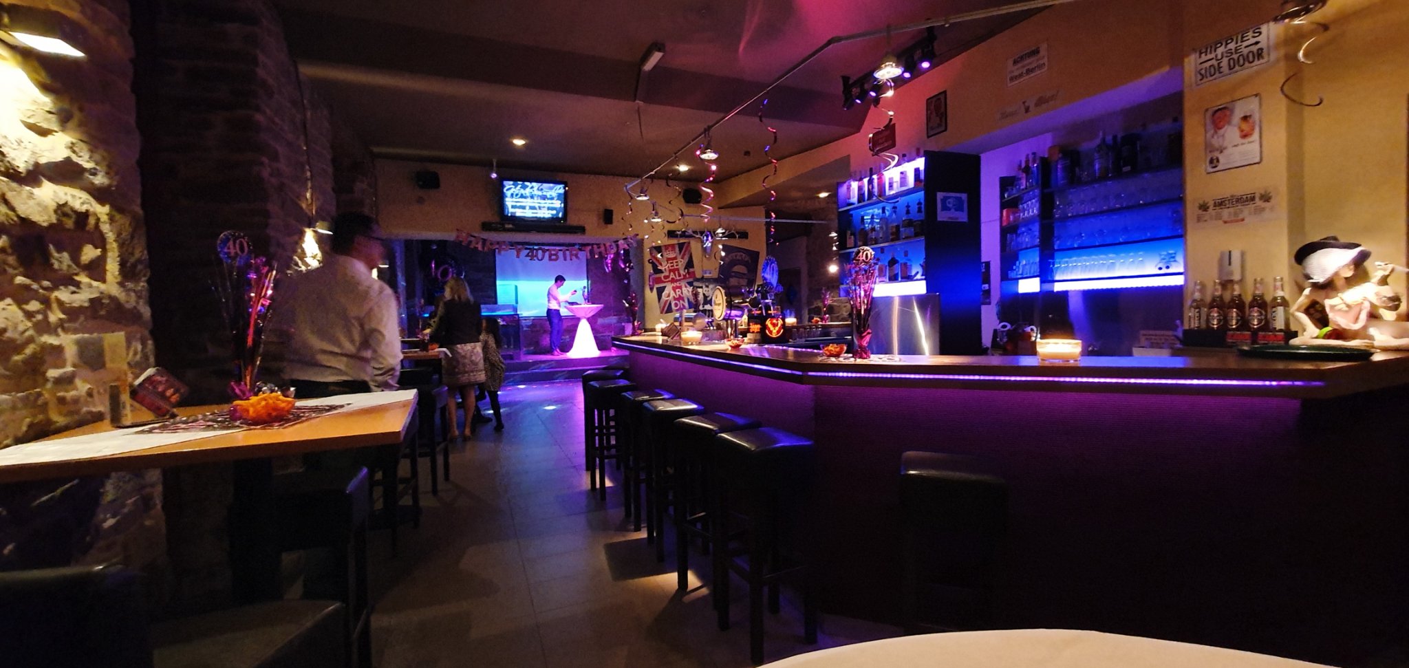 La CAVE home of music Facebook ad: Jetzt den Wunschtermin für deine Party sichern.
