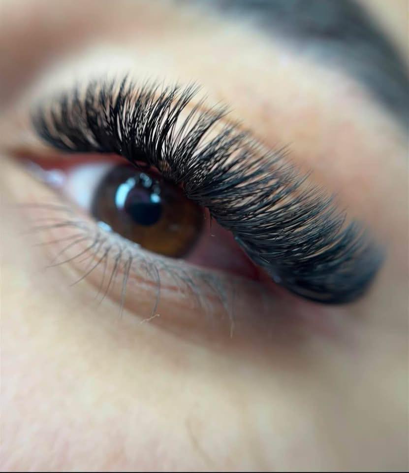 Dreams Lash Aesthetics Facebook ad: Belleza elevada con precisión