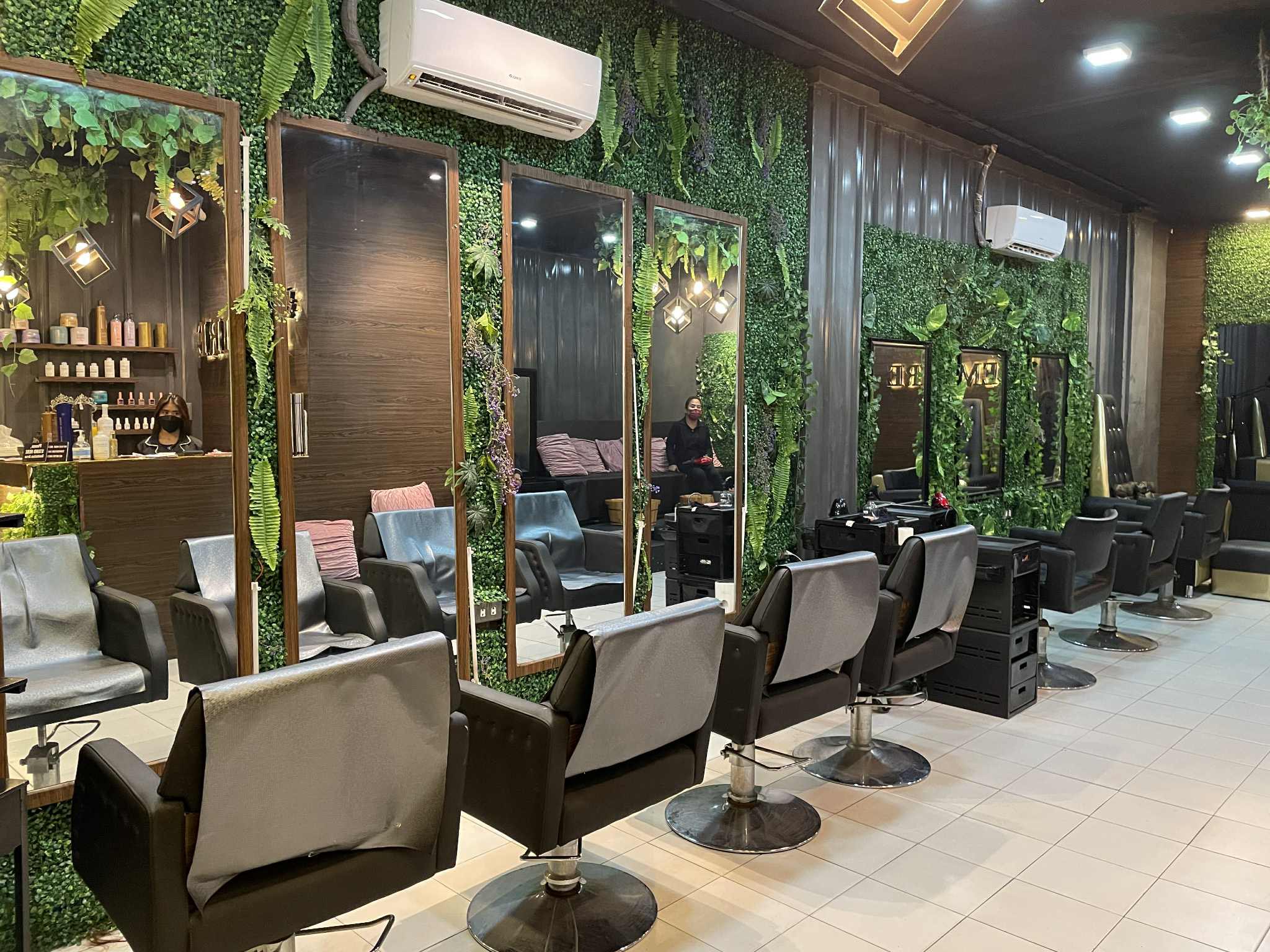 Empire Salon and Beauty Lounge Facebook ad: Promo is ON!