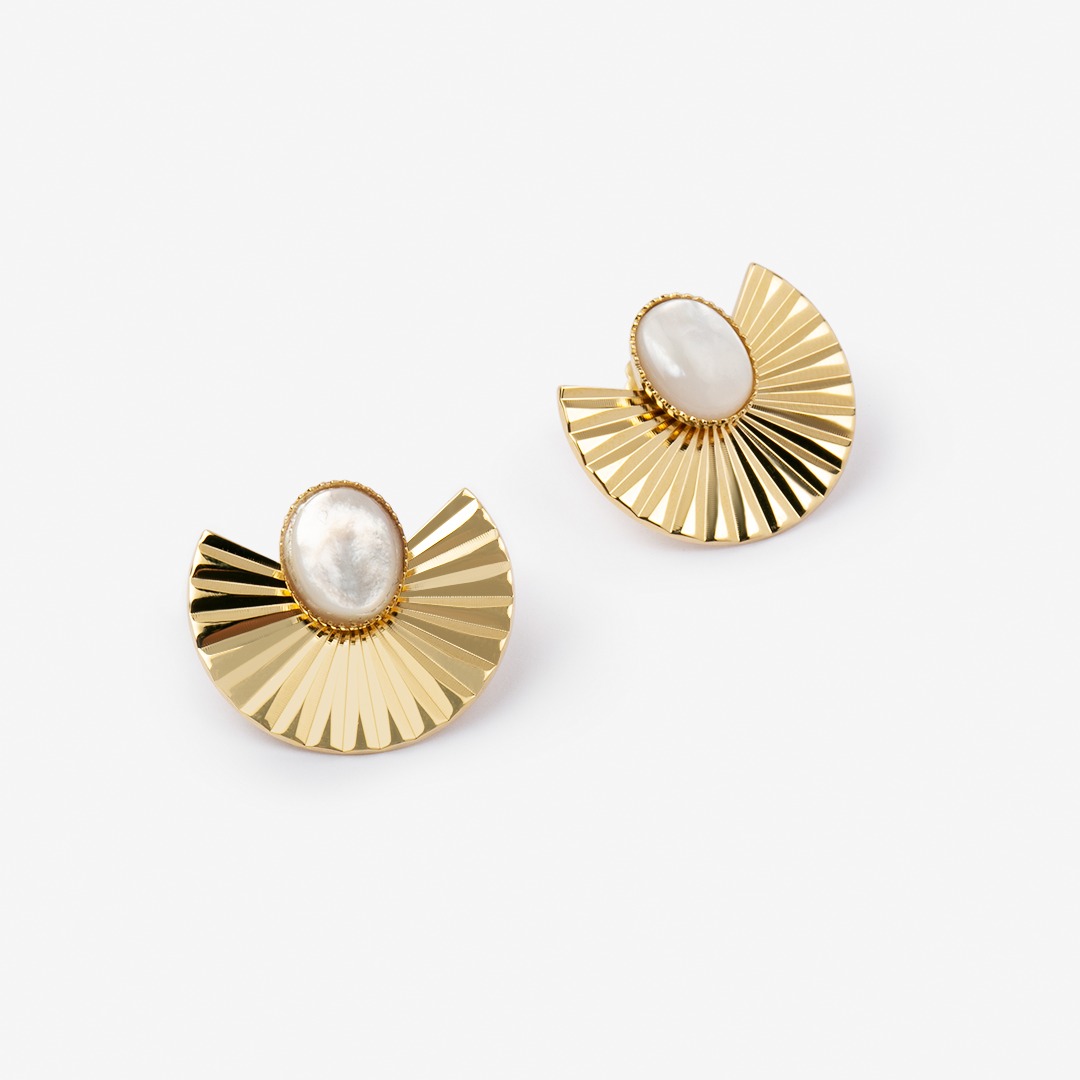 Who We Are Facebook ad: Les Bijoux durables by Who We Are