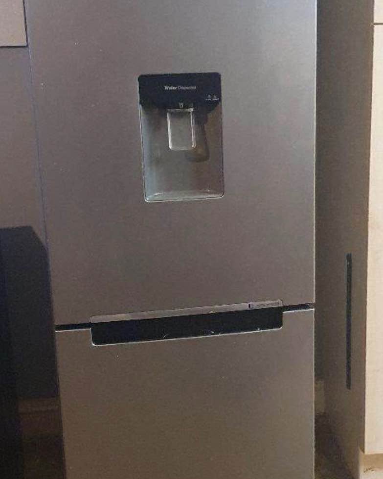 Nicola Jones Facebook ad: SAMSUNG fridge freezer ‘delivery available