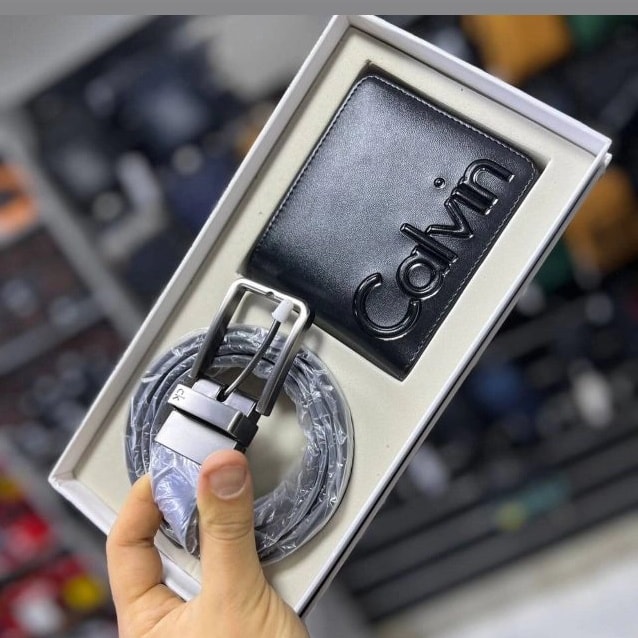 أنس ستور ANAS STORE Facebook ad: محافظ والشنط ماركات عالمية