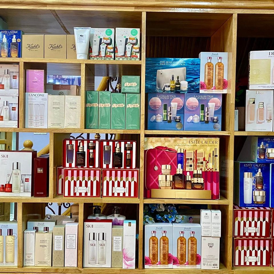 Glow To Glow Branded & Cosmetic Store Facebook ad: Luxury Branded Skincare များအားလုံးအတွက် အထူး Promotion!