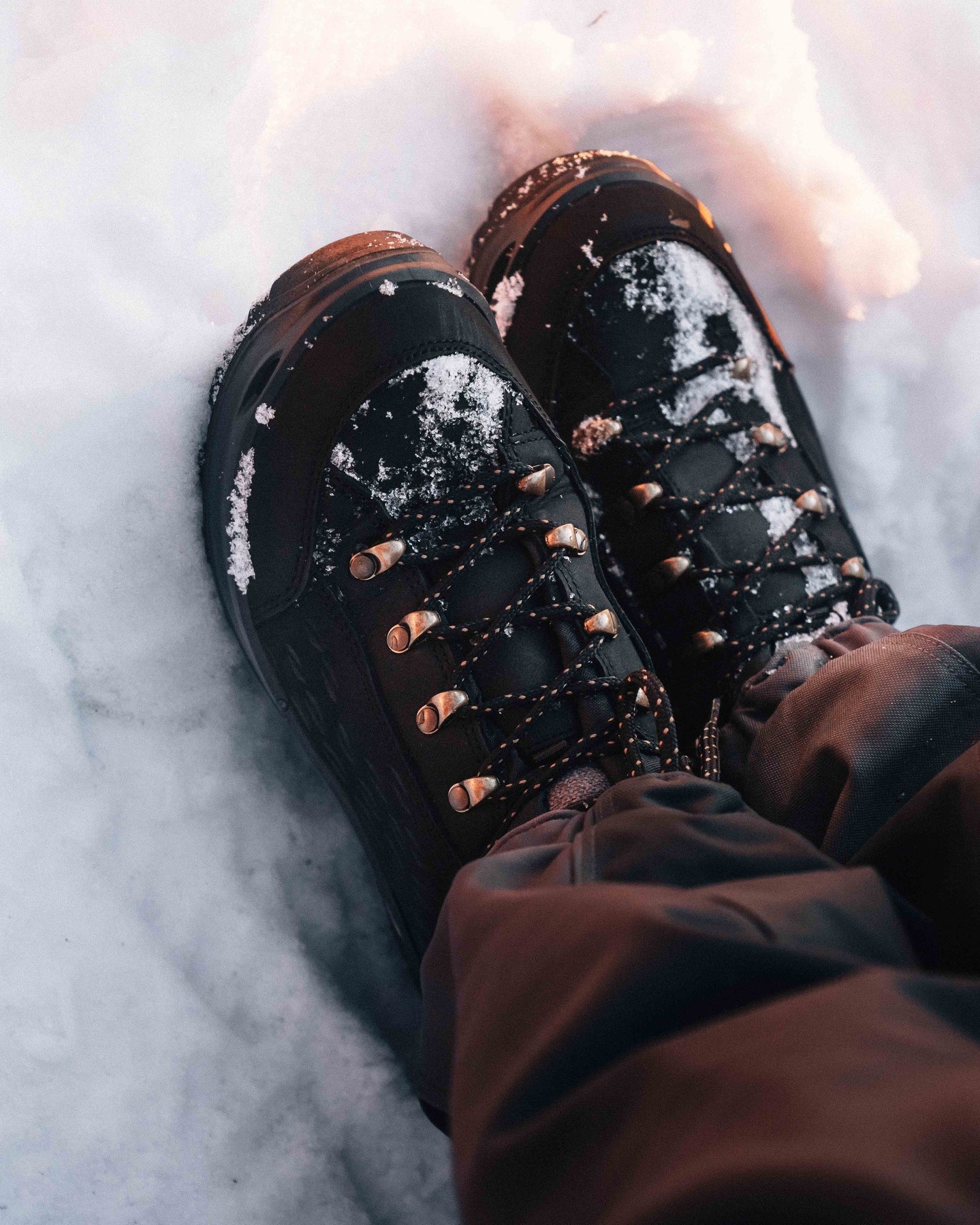 LOWA Facebook ad: Winter hikes calling?
