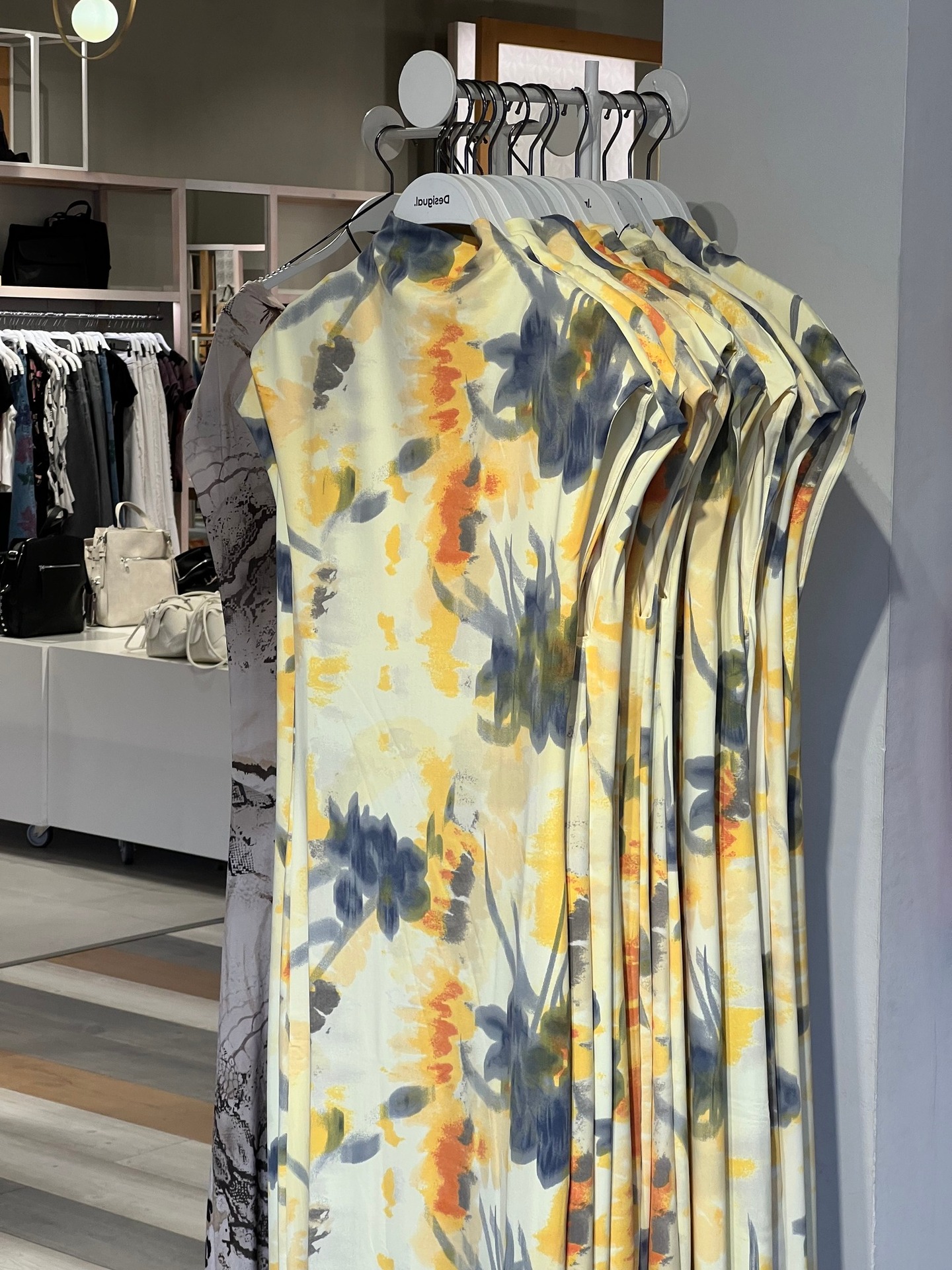 Fashion Outlet Facebook ad: ¿Buscas el vestido más viral de Desigual?