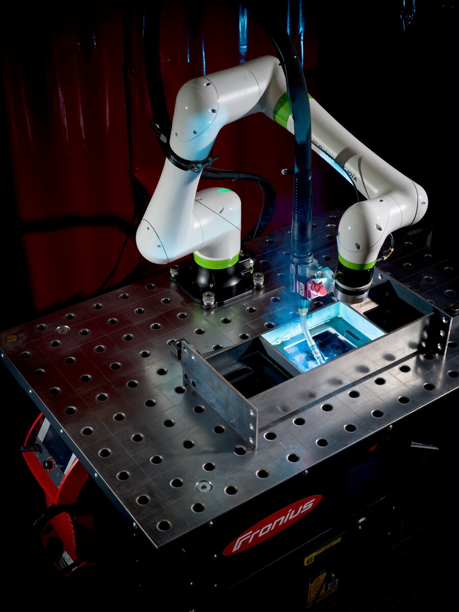 Fronius France Facebook ad: Cobot - Soudage robotisé précis pour petites séries et…