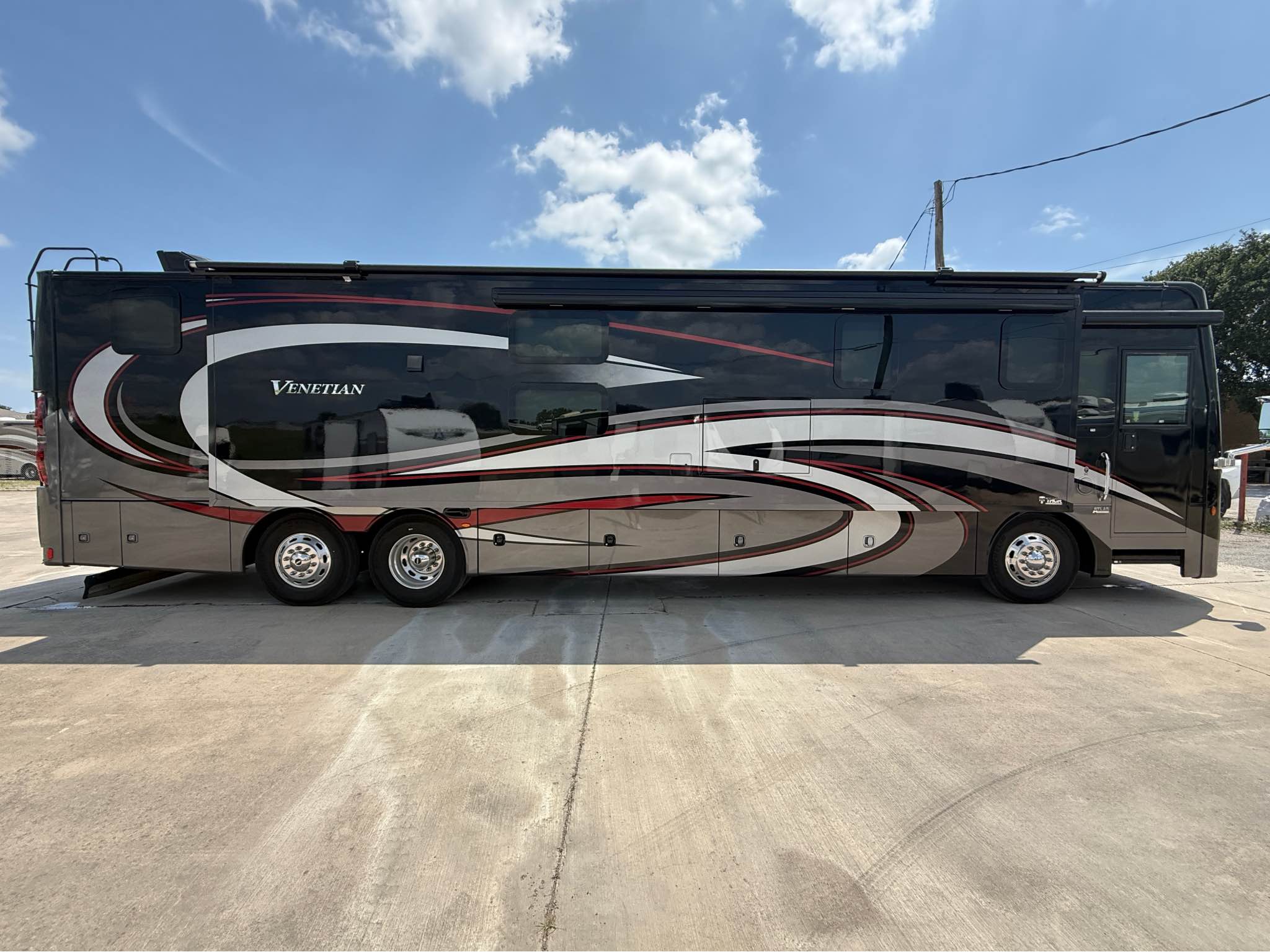 Waylon Perryman Facebook ad: 2022 Thor Motor Coach Venetian