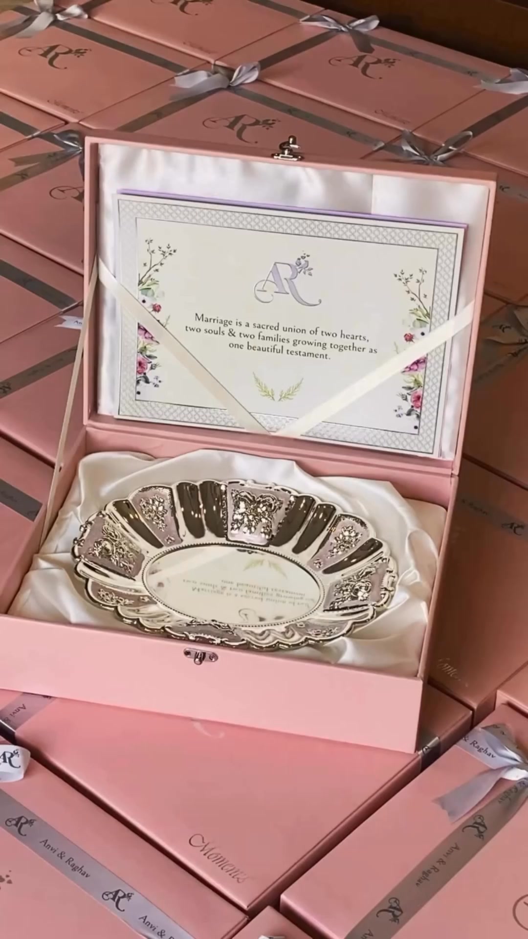 Momentz Redefining Lifestyle Facebook ad: Premium Wedding Return Favors