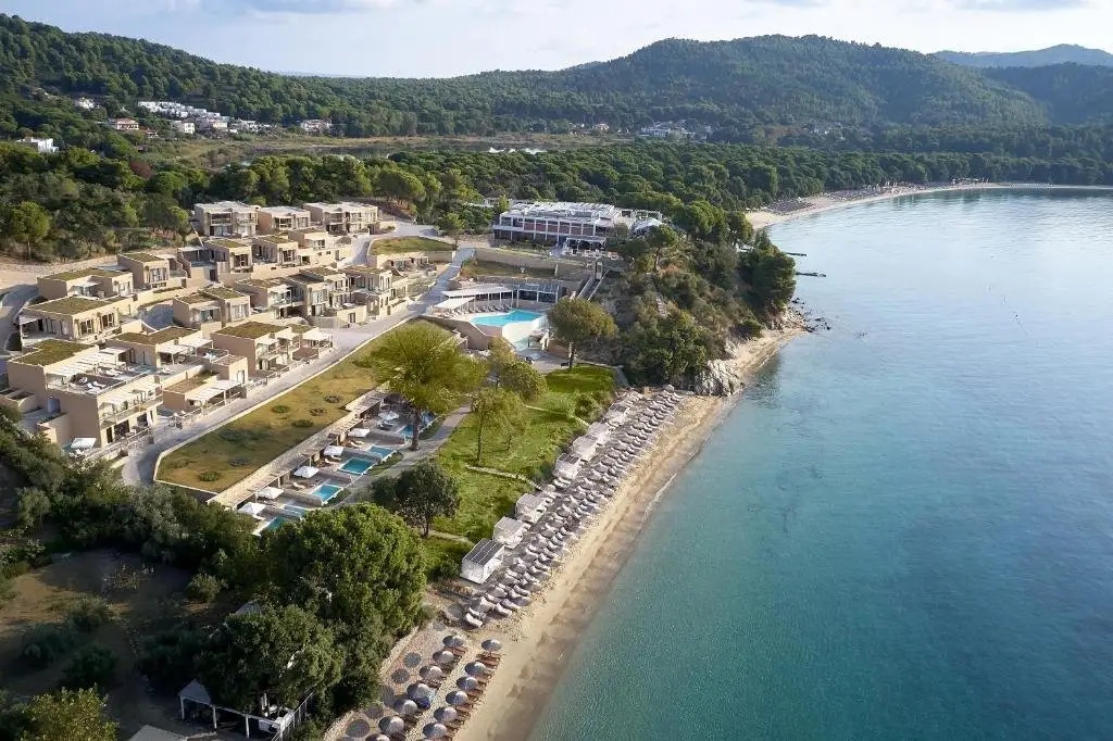 Pontis.sk - Vaša cestovka Facebook ad: Neviete sa rozhodnúť medzi luxusom a prírodou?