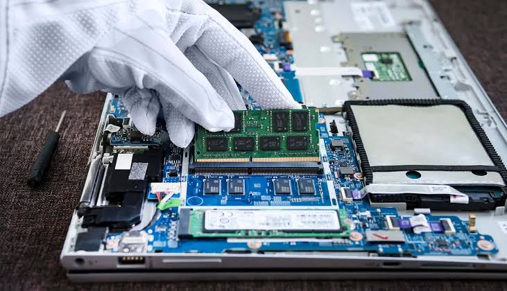 Searcher Guide Facebook ad: Warranty Refurbished Electronics