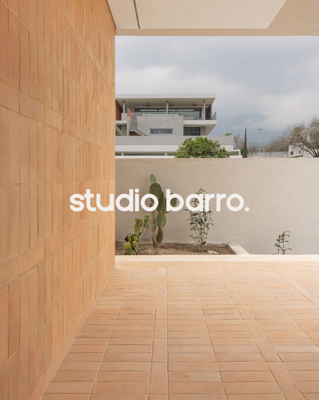 Studio barro Facebook ad: La esencia del barro en cada espacio.