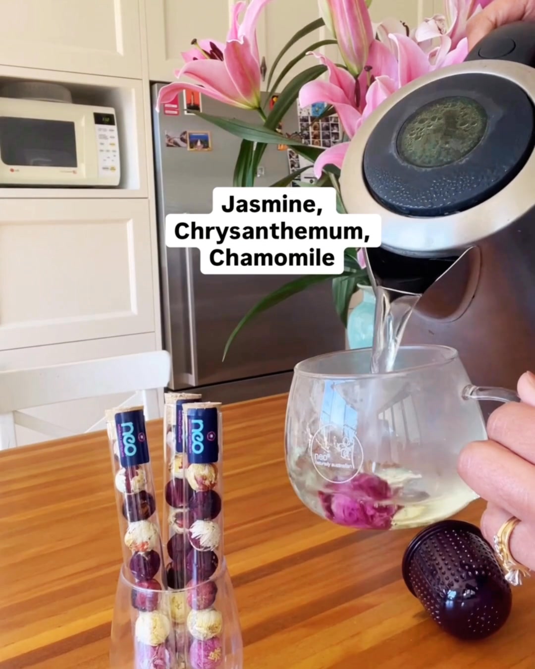 Neo Naturally Australian Facebook ad: Blooming Floral Tea Ball Gift Set
