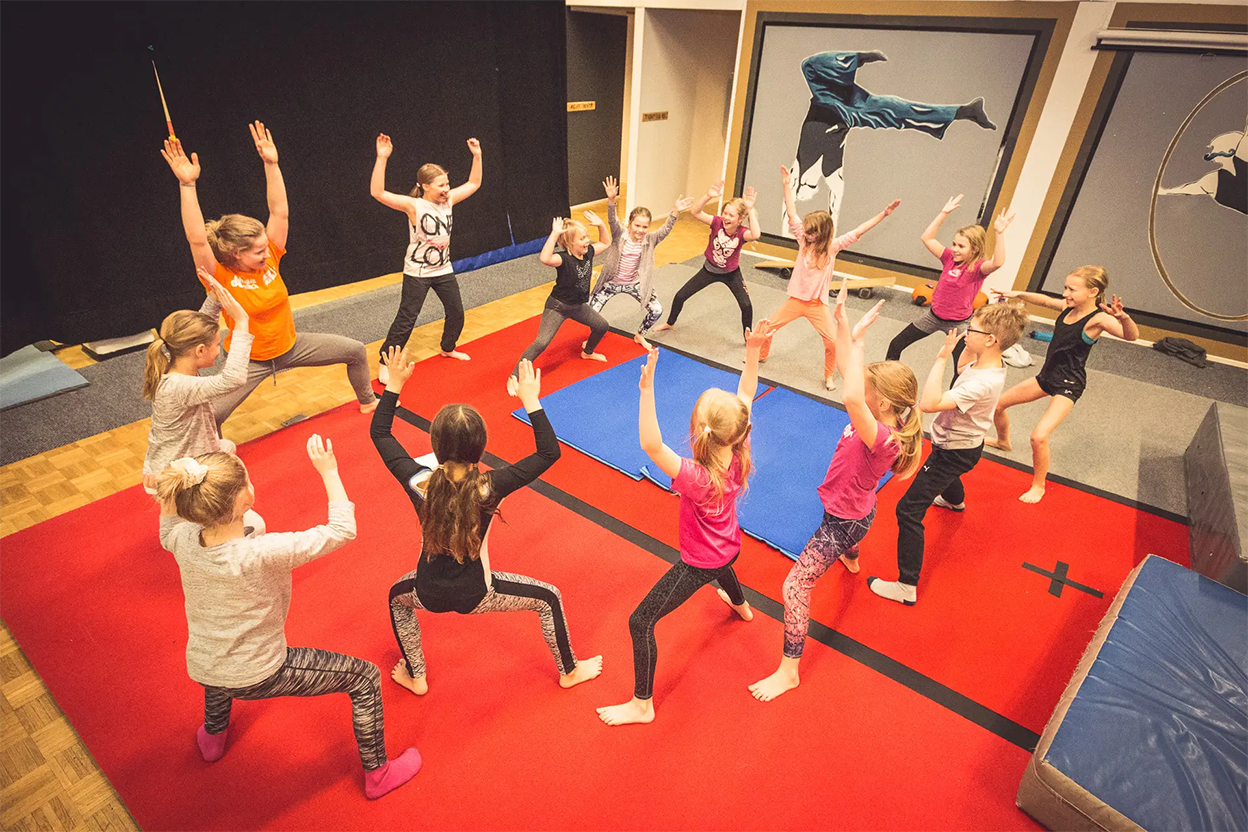 Turun Parkour Akatemia Facebook ad: Parkouria ja akrobatiaa Boostii-edulla, Käännä lapsen…