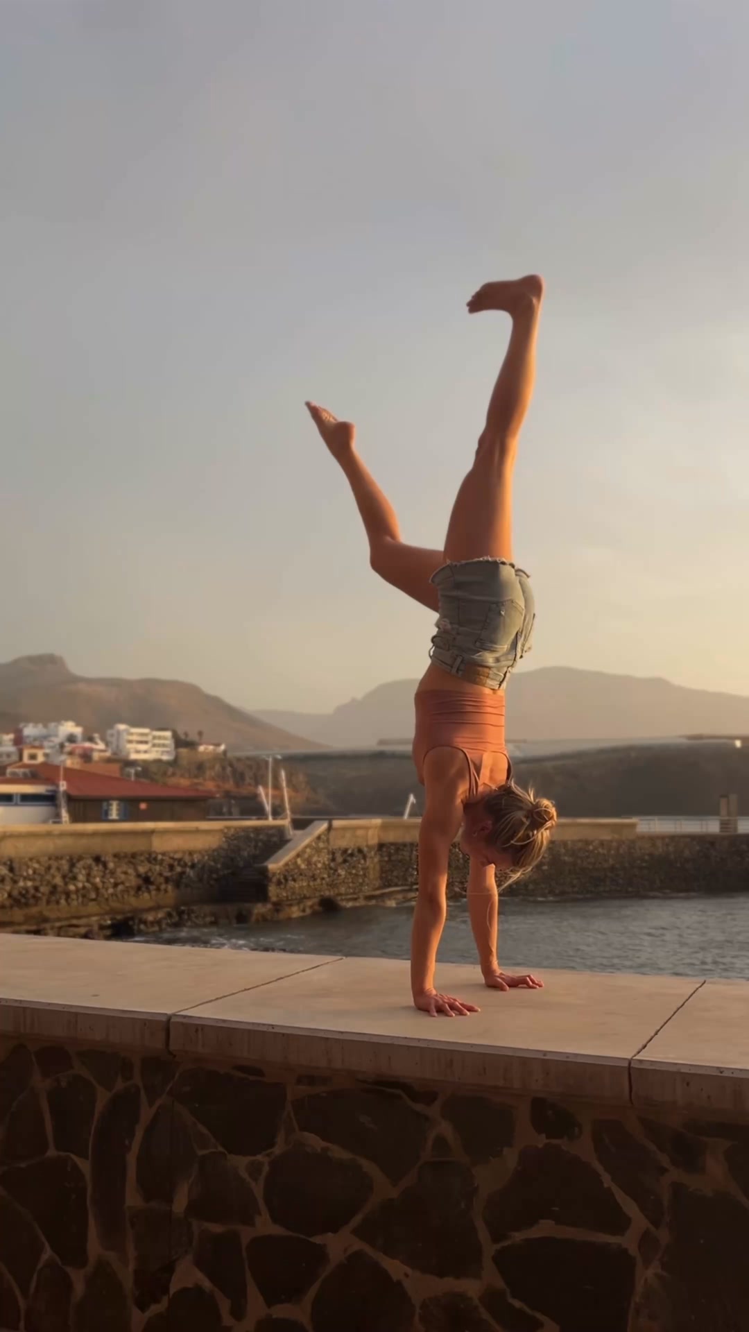 Annalanah Facebook ad: Du träumst von einem schönen, sicheren Handstand?