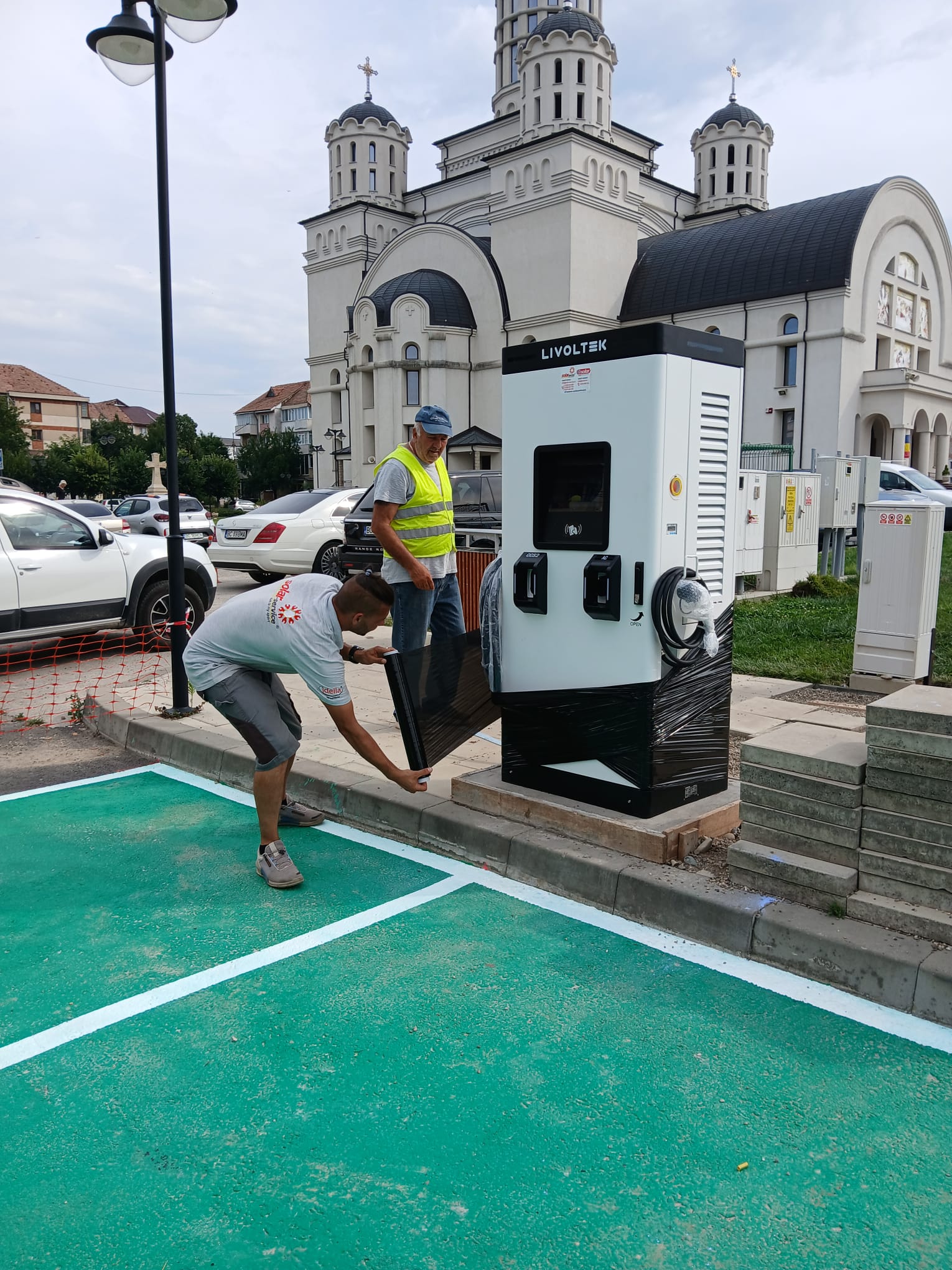 Esolar.ro Facebook ad: Stații pentru încărcare mașini electrice.