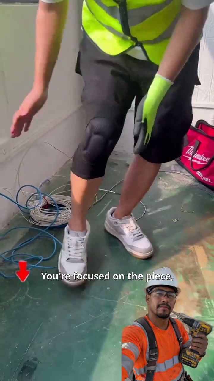 Deigntte shop Facebook ad: Knees taking a beating?