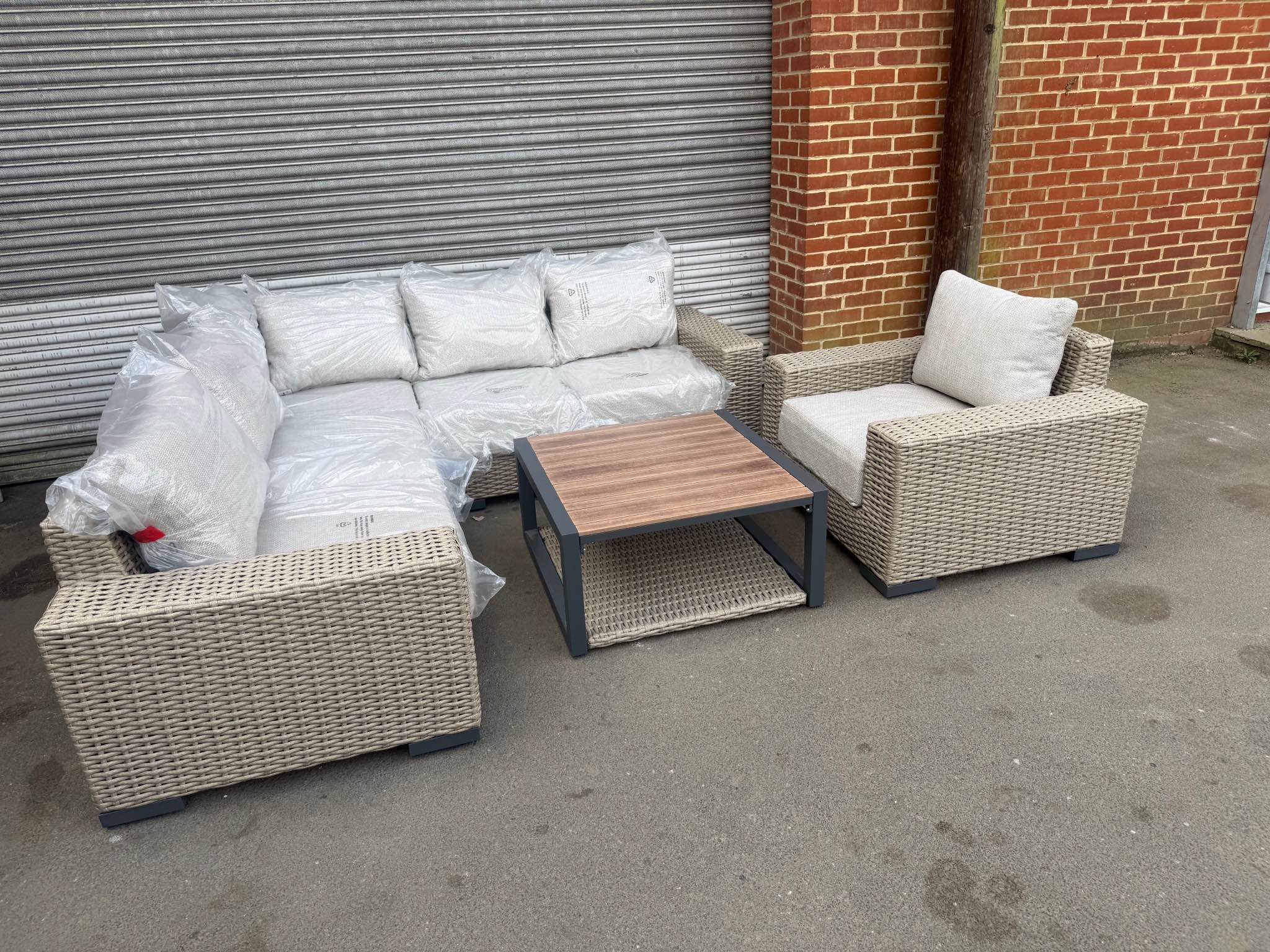 Nick Maskell Facebook ad: Deluxe rattan corner sofa