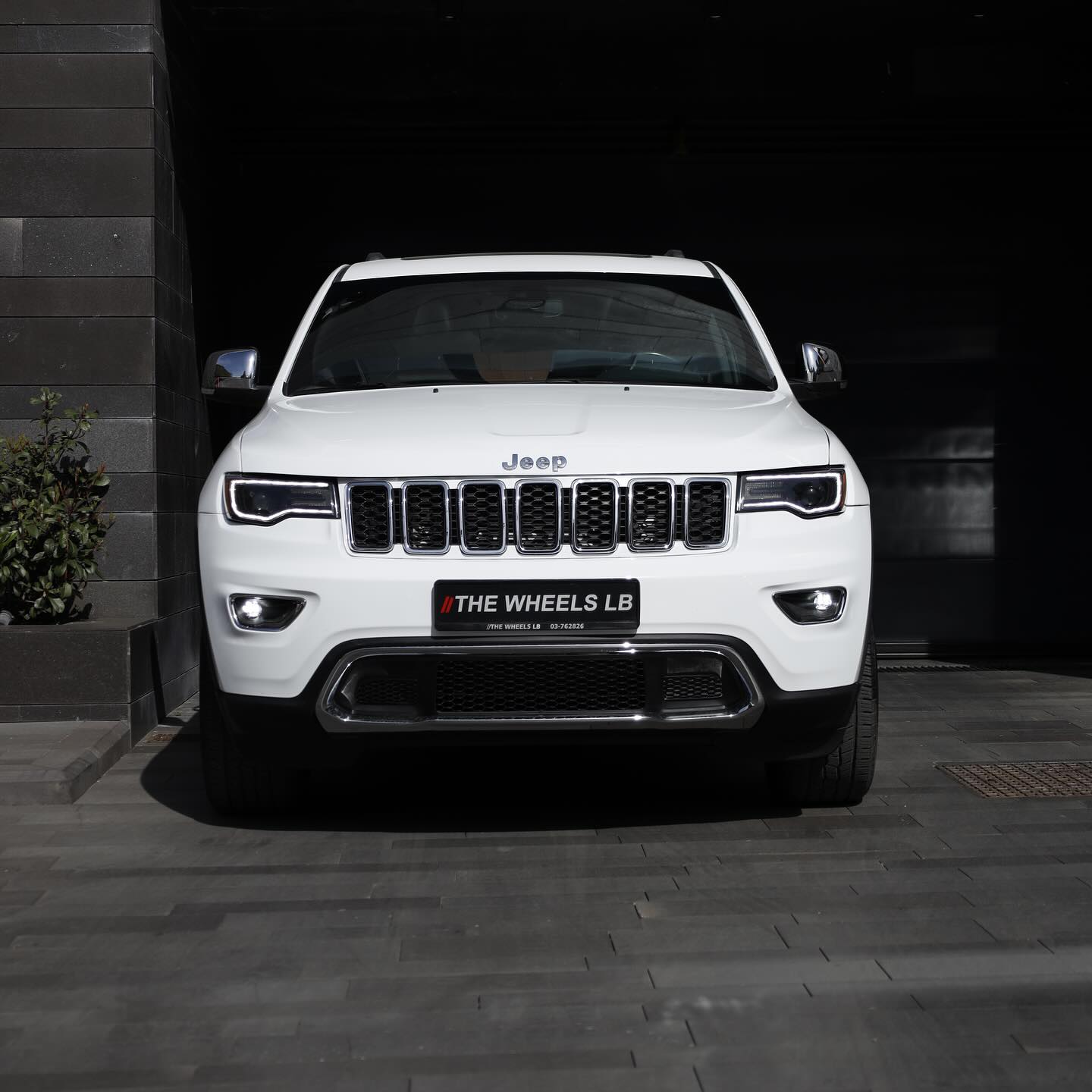The wheels lb Facebook ad: 2020 Grand Cherokee, White, bold, and fully loaded.