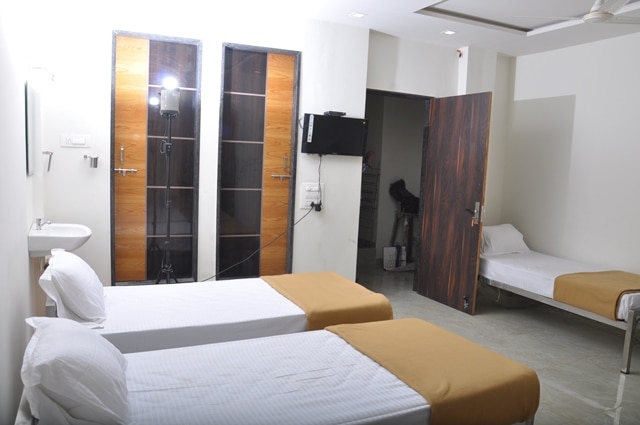 MakeMyTrip Facebook ad: Book your first hotel on MakeMyTrip and get…
