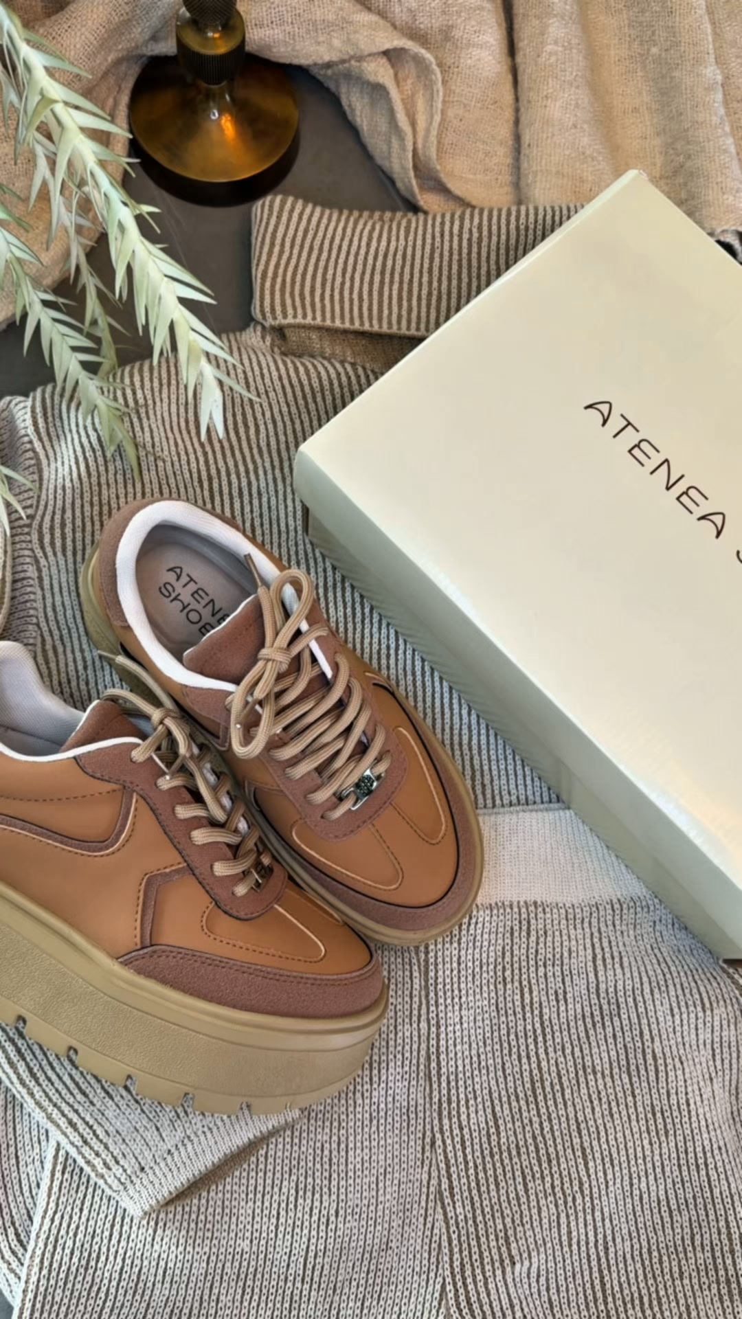 Ateneashoes_bga Facebook ad: Lo nuevo se publica primero en nuestro Instagram.