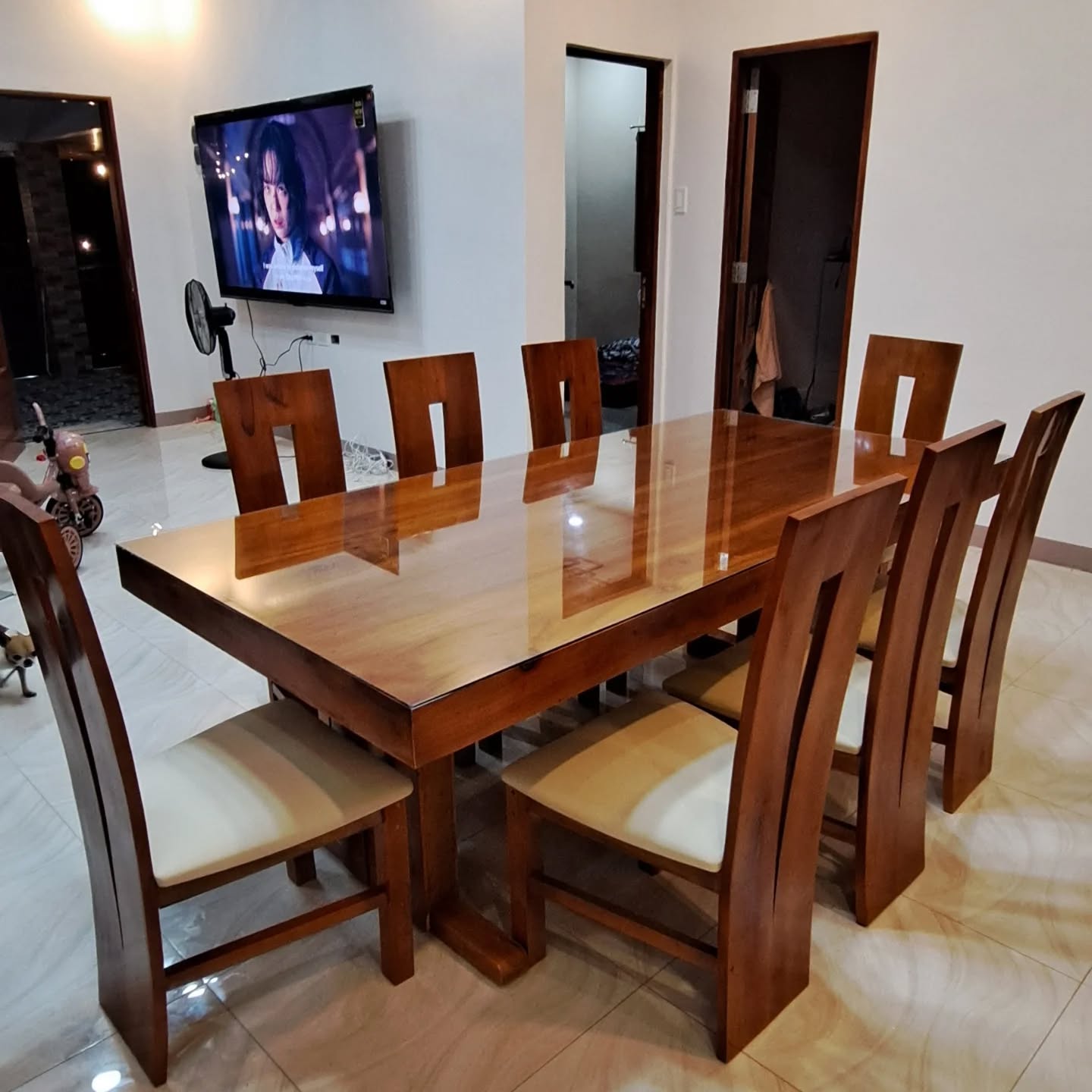DM Furnitures Facebook ad: Limited time: Free Delivery Anywhere in Cebu