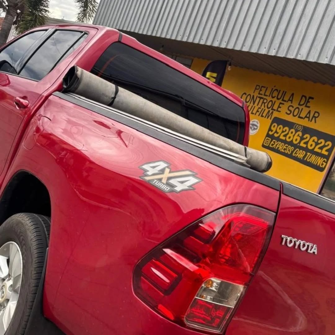 expresscartuning Facebook ad: Hilux com película profissional Insulfilm