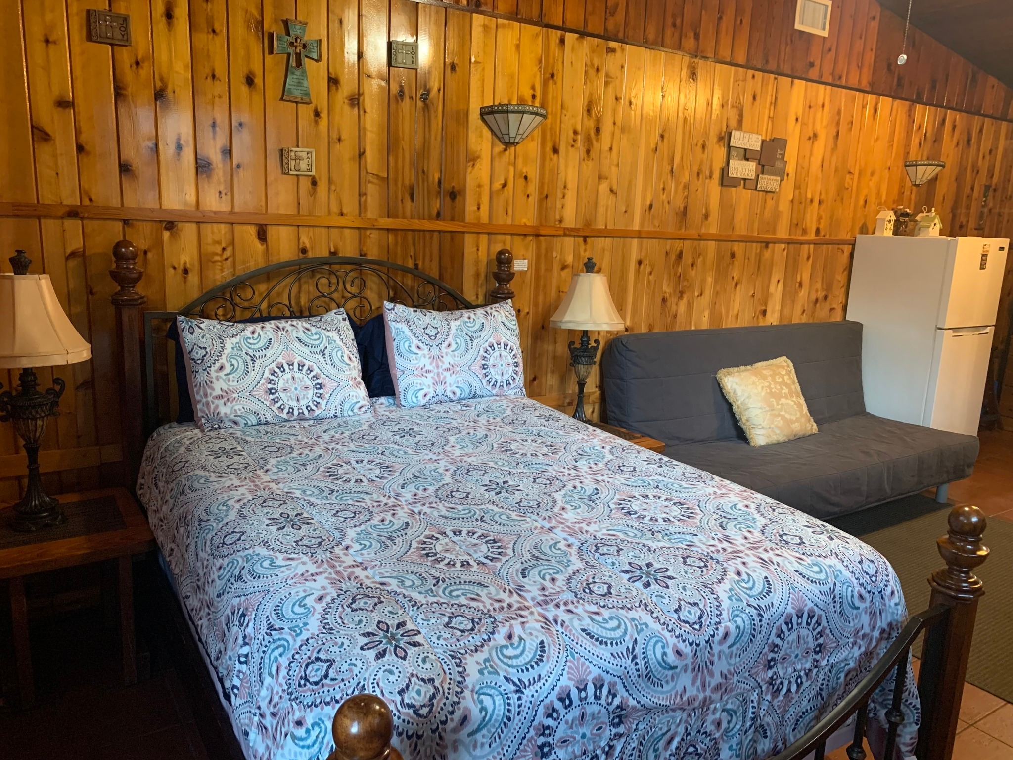 Tom Parker Facebook ad: 1 Bed 1 Bath Apartment