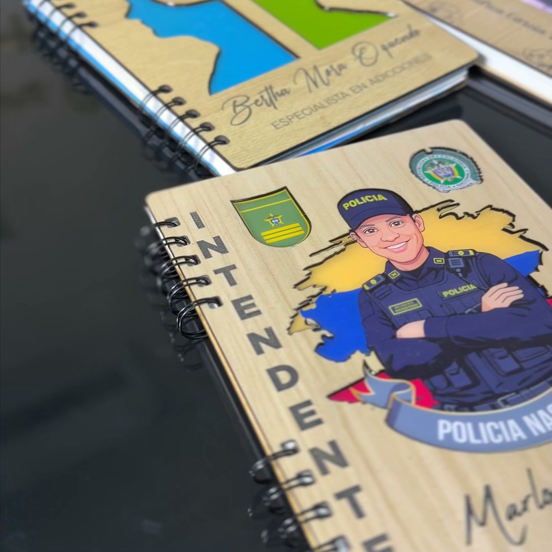 Omenala D Facebook ad: Libretas personalizadas