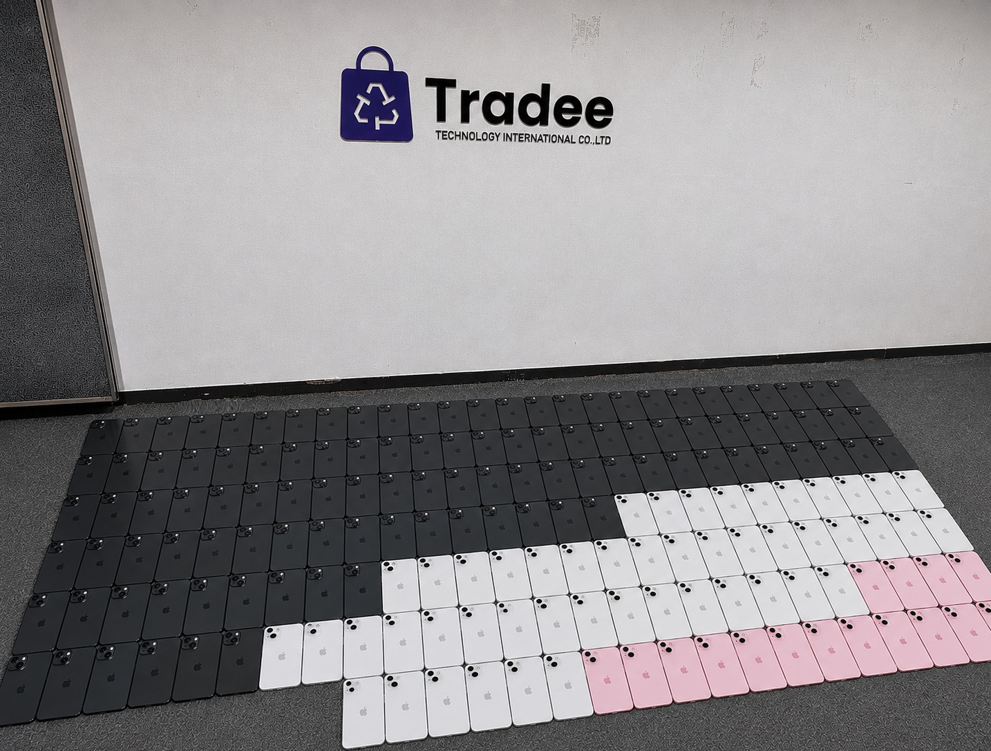 Tradee International Facebook ad: Used, secondhand Mobile phones wholesale