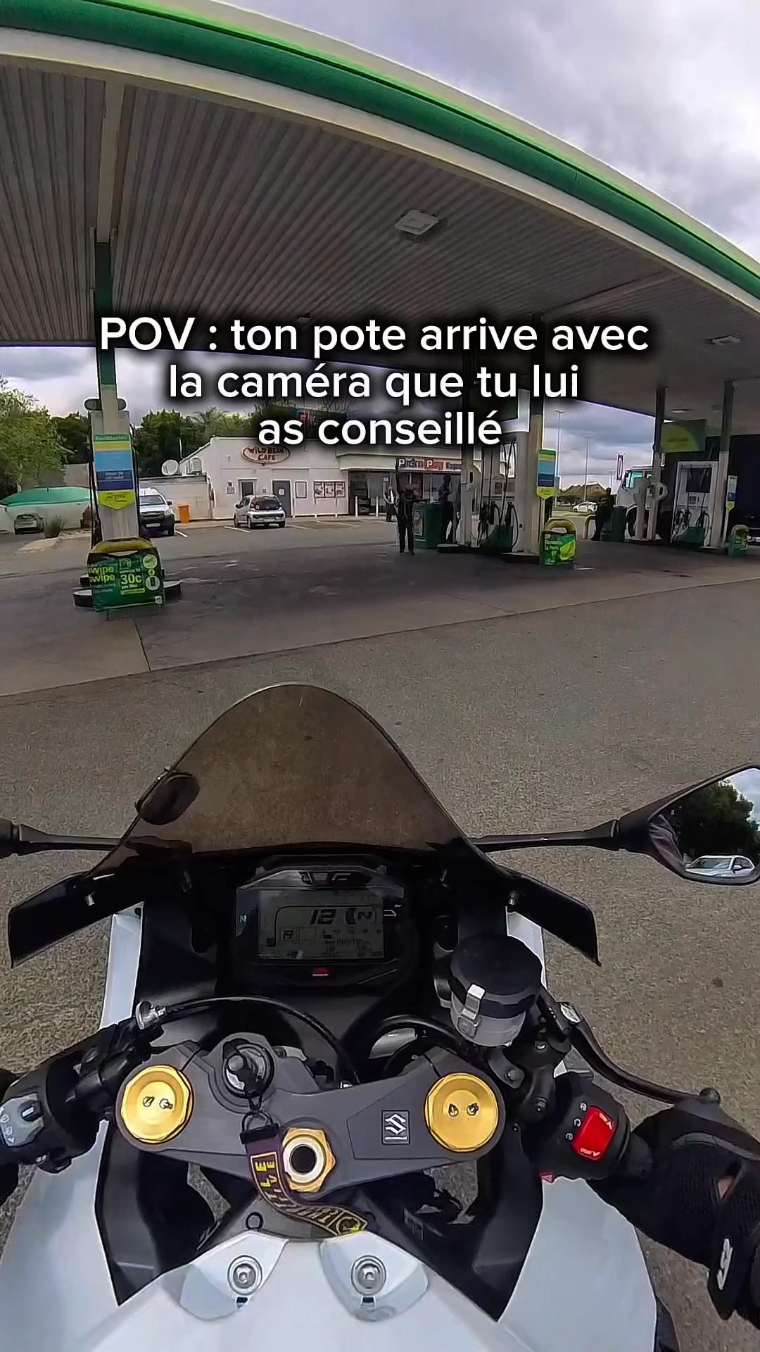 Moovora Facebook ad: Profitez. Moovora s’occupe du reste.