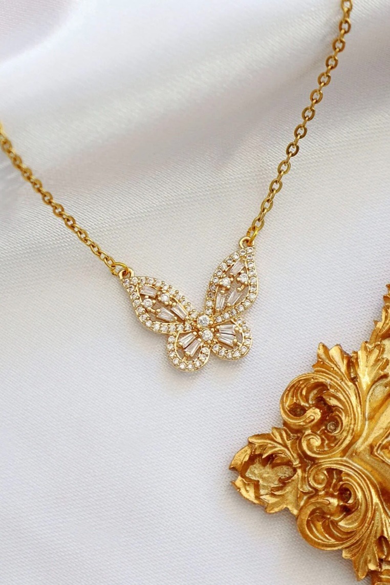 Jewly Facebook ad: Entdecke jetzt unsere zauberhafte goldene Halskette mit…