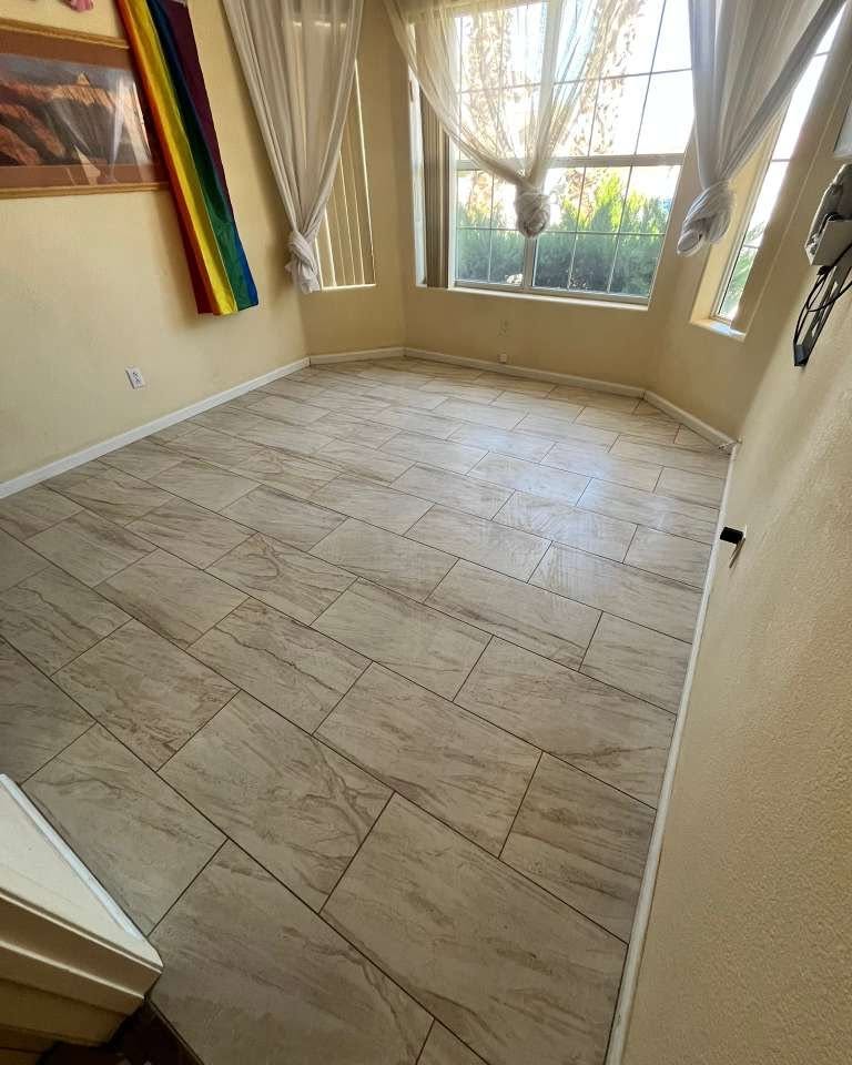 Vinicius Constru Facebook ad: Construction, Flooring & Tile Services
