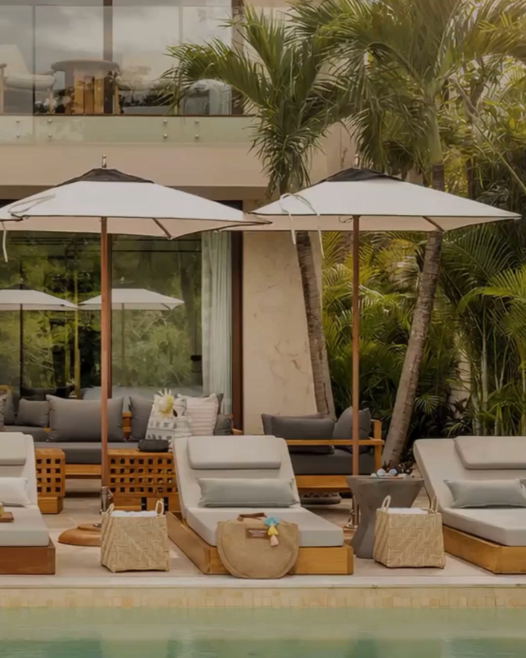 Exclusive Resorts Facebook ad: Become a Member this Fall.