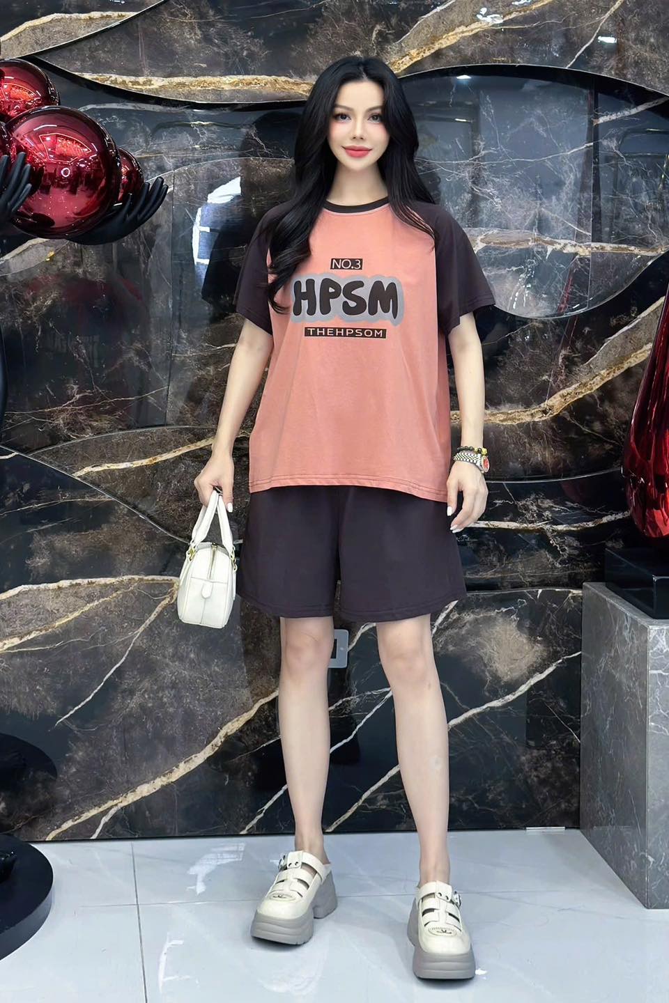 Lâm Phi Quỳnh Store Facebook ad: Trăng kia ai vẽ mà tròn