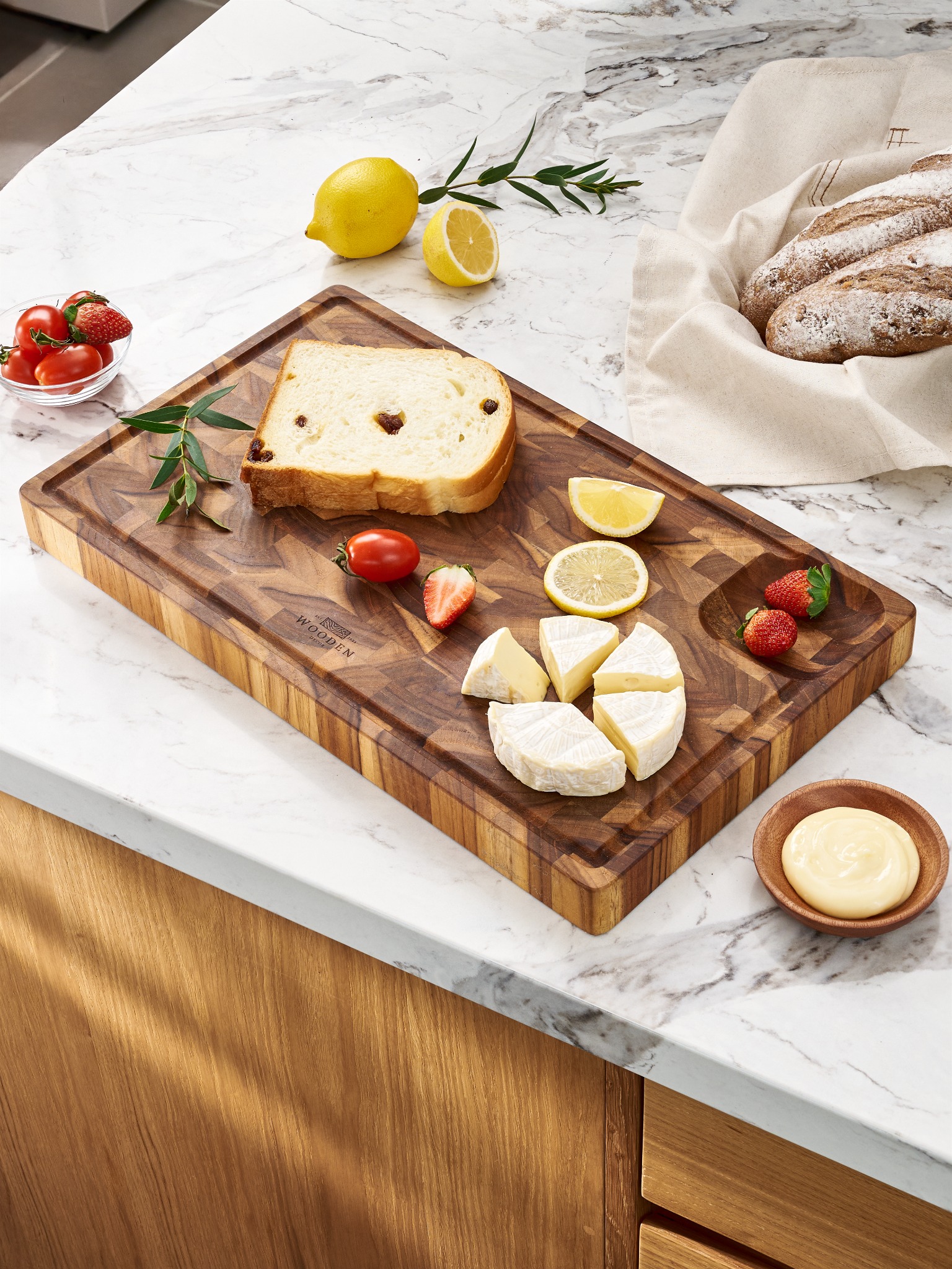 Wooden Decor Facebook ad: Chat with us