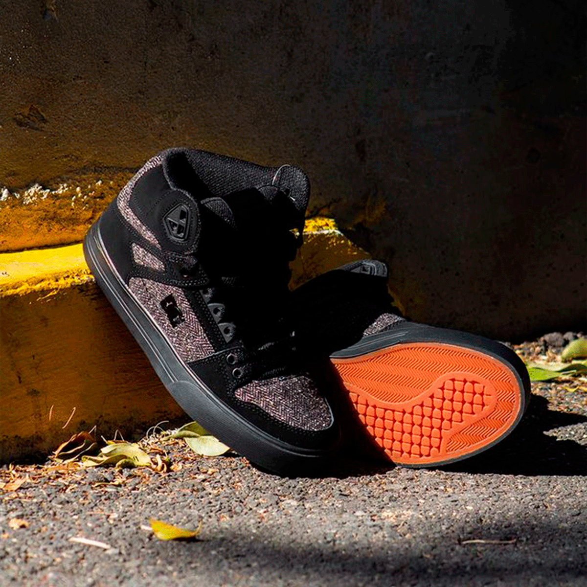 Skate Factory Facebook ad: Deja la huella DC SHOES a donde quiera…