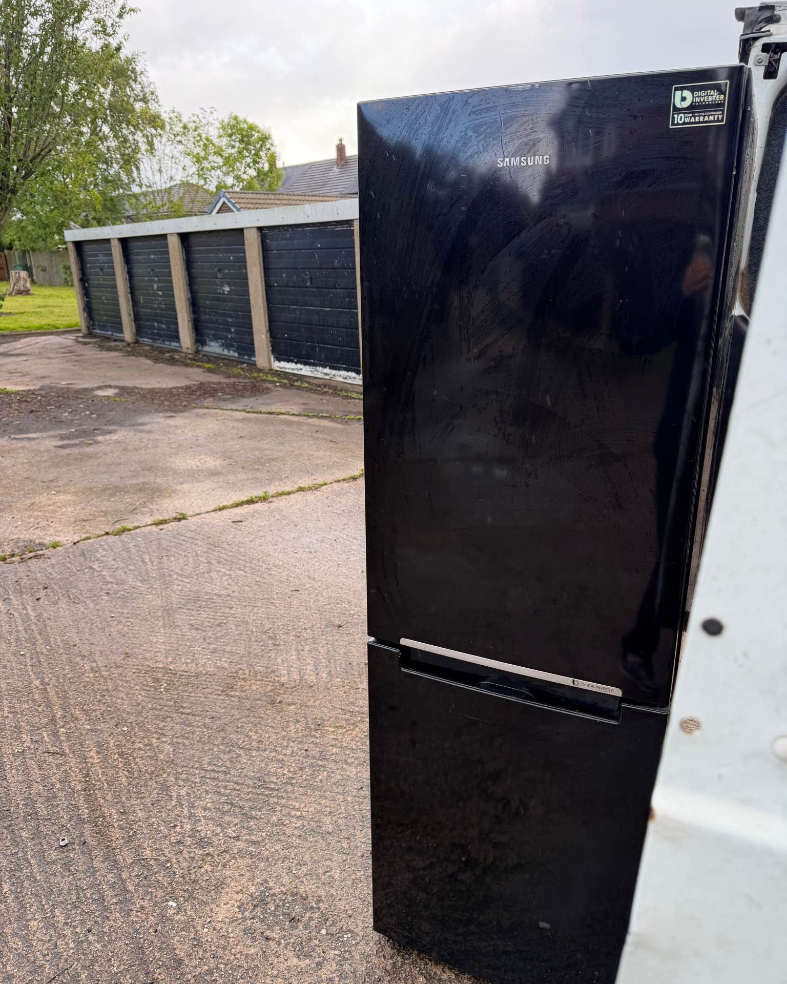 Nicola Jones Facebook ad: SAMSUNG fridge freezer ‘delivery available