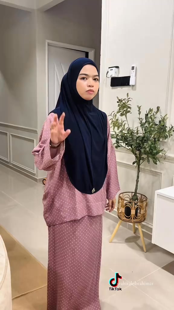 The Cat Outfit Facebook ad: Sarung Sheeqa RM25 Sahaja