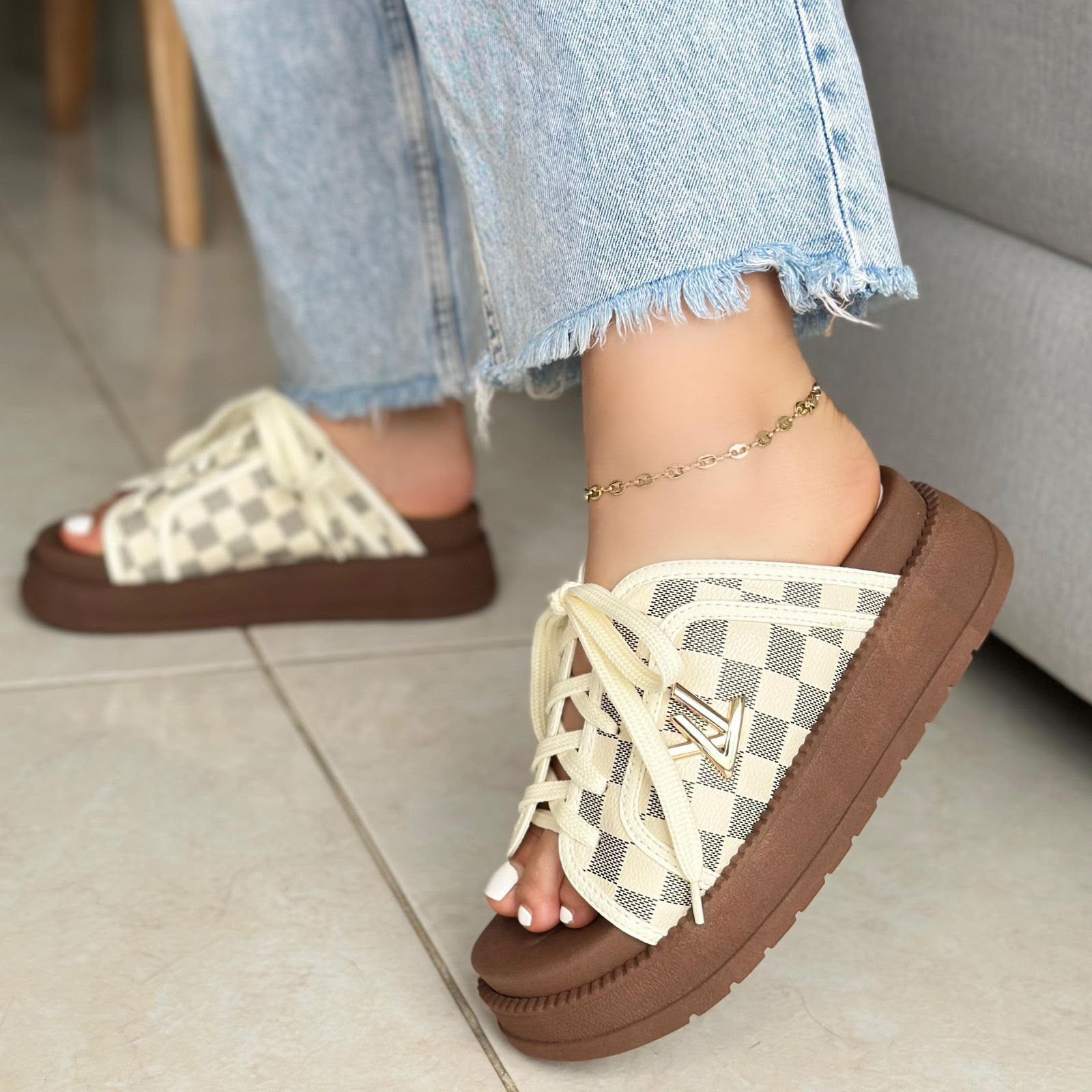 Vennis Footwear Facebook ad: BUSCAMOS MAYORISTAS