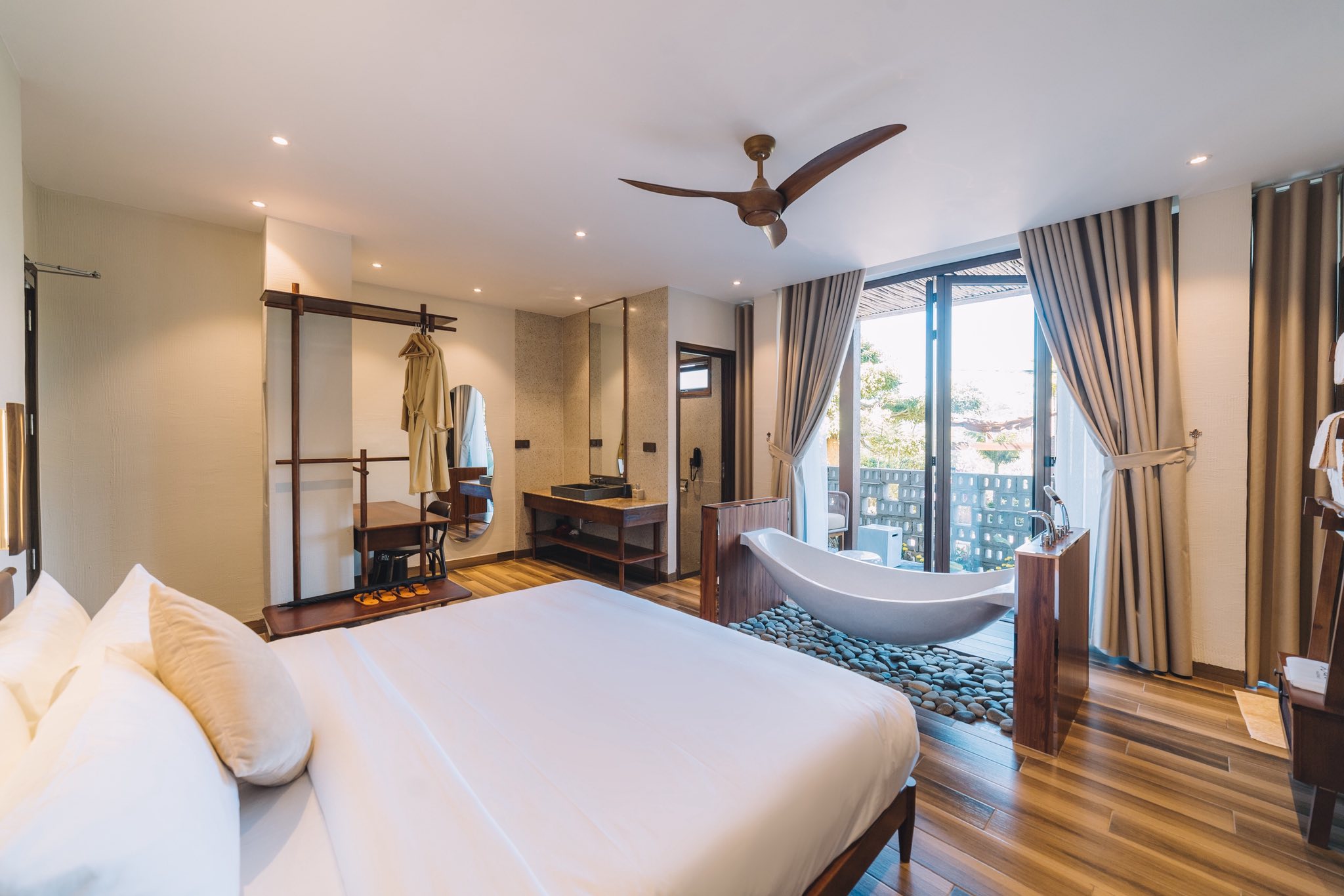 Zen Valley Dalat Facebook ad: Đóng gói mọi bận bịu vào vali, đến…