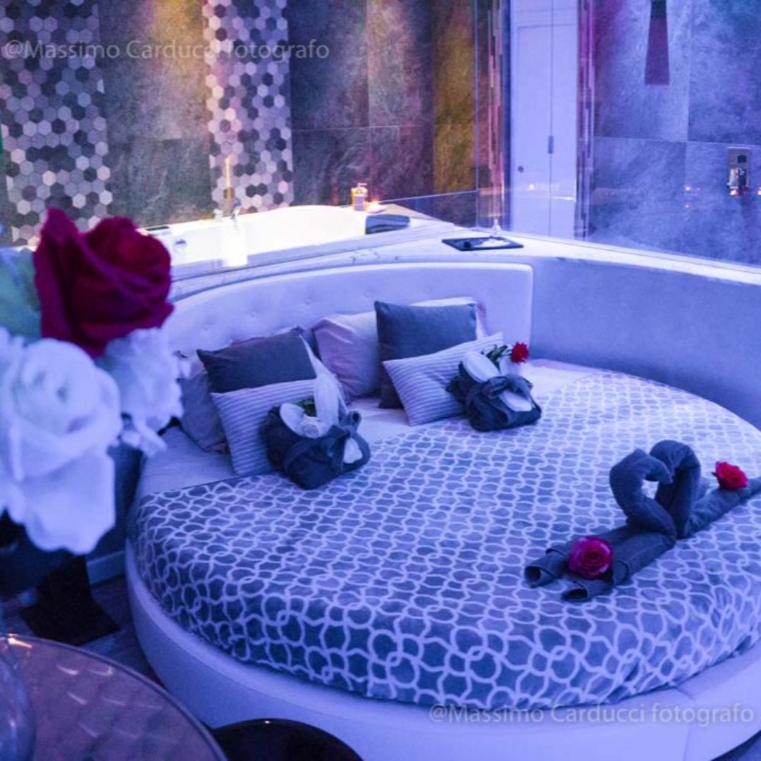 Luxury SPA Suite Assisi Facebook ad: Regala 1 notte da sogno alla SPASUITEASSISI!