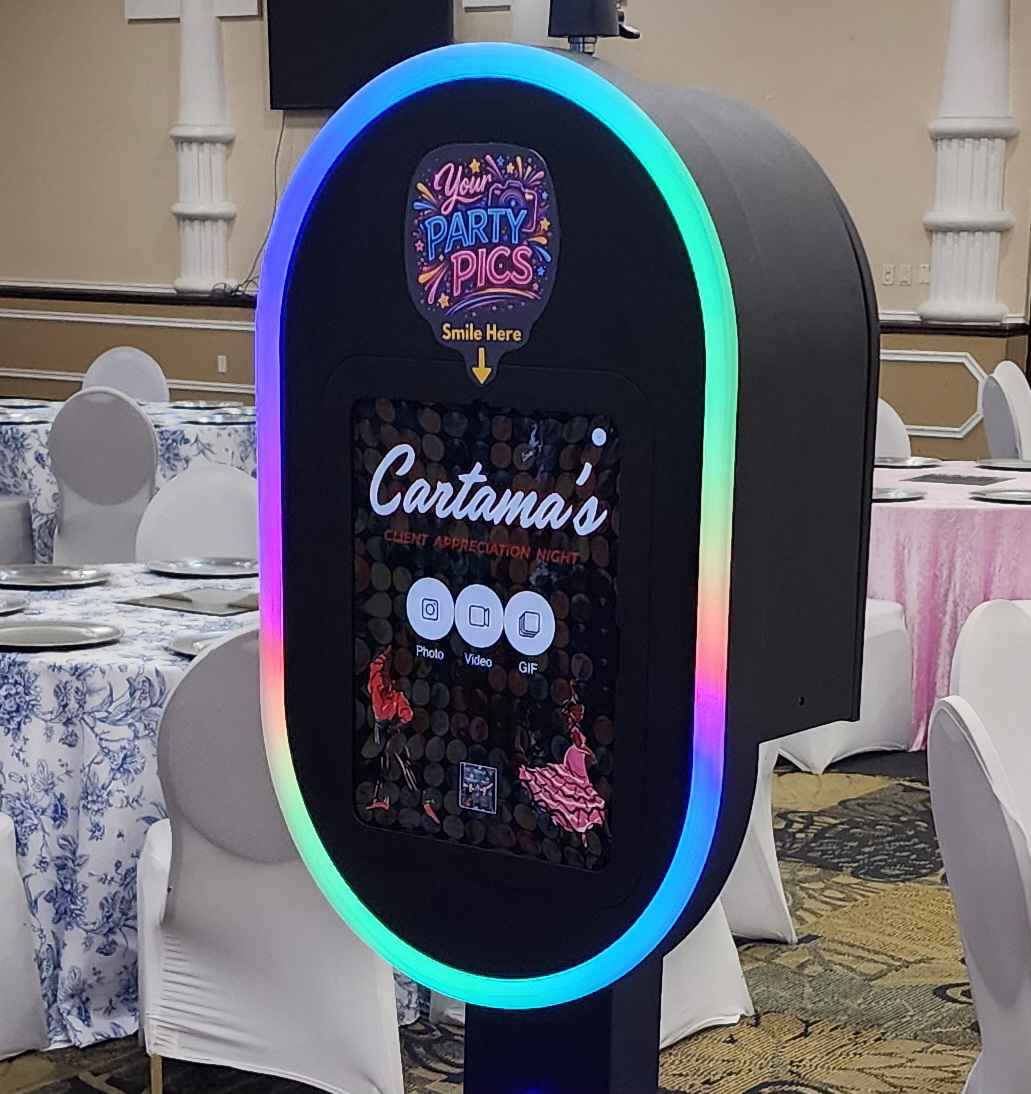 Sam Riposta Facebook ad: Bring the WOW Factor to your party with a Photo Booth!