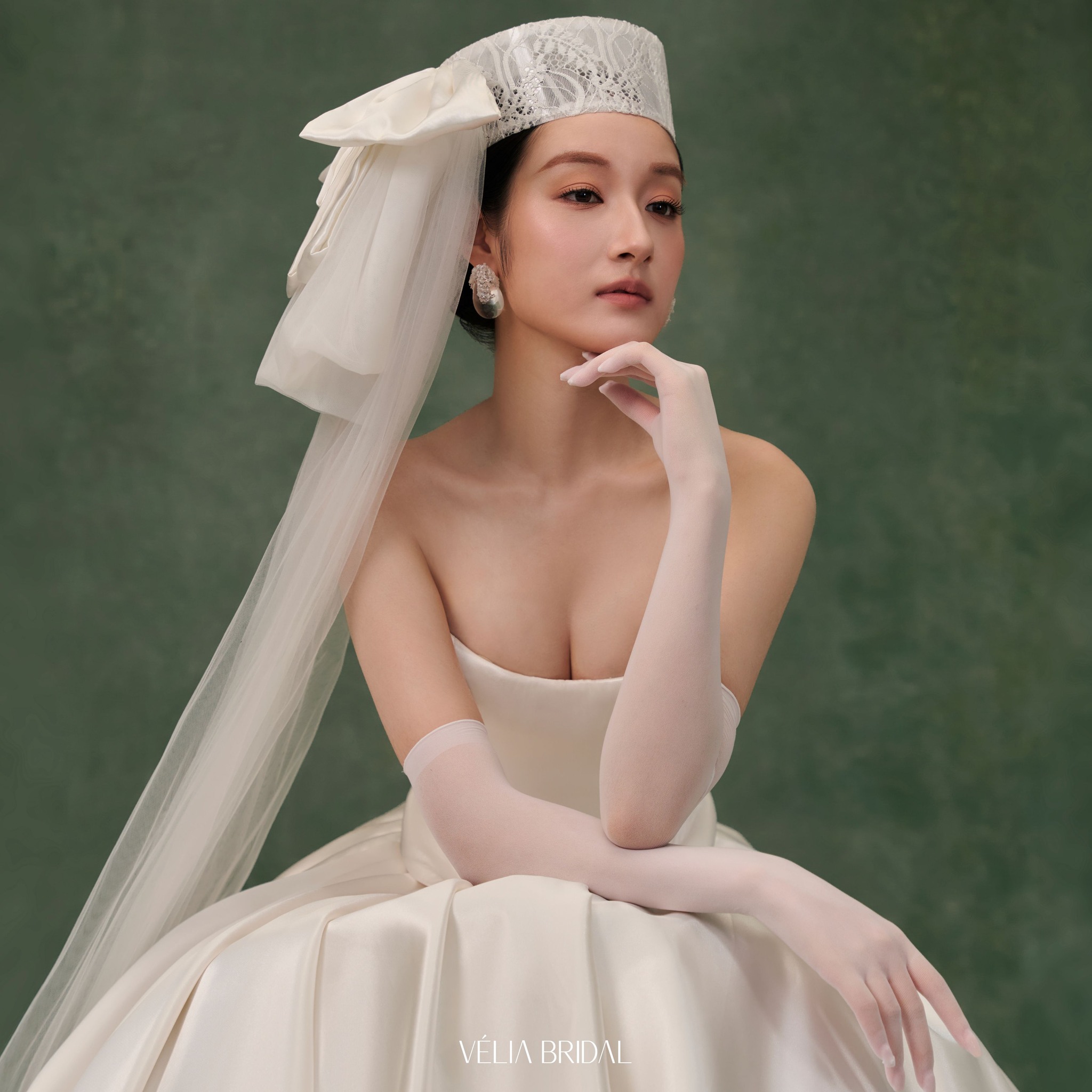 Vélia Bridal - Wedding Dress & Custom Tailoring Facebook ad: 𝐁𝐋𝐎𝐎𝐌𝐈𝐍𝐆 𝐂𝐎𝐋𝐋𝐄𝐂𝐓𝐈𝐎𝐍