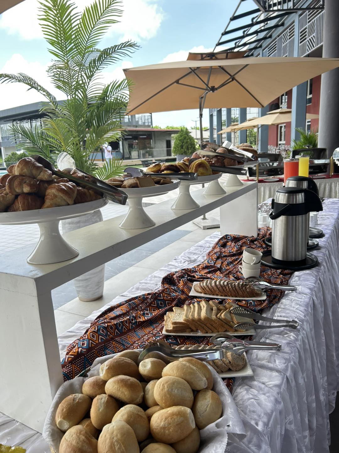 Best Western Plus Soaho Douala Airport Facebook ad: Sunday Brunch au bord de la piscine