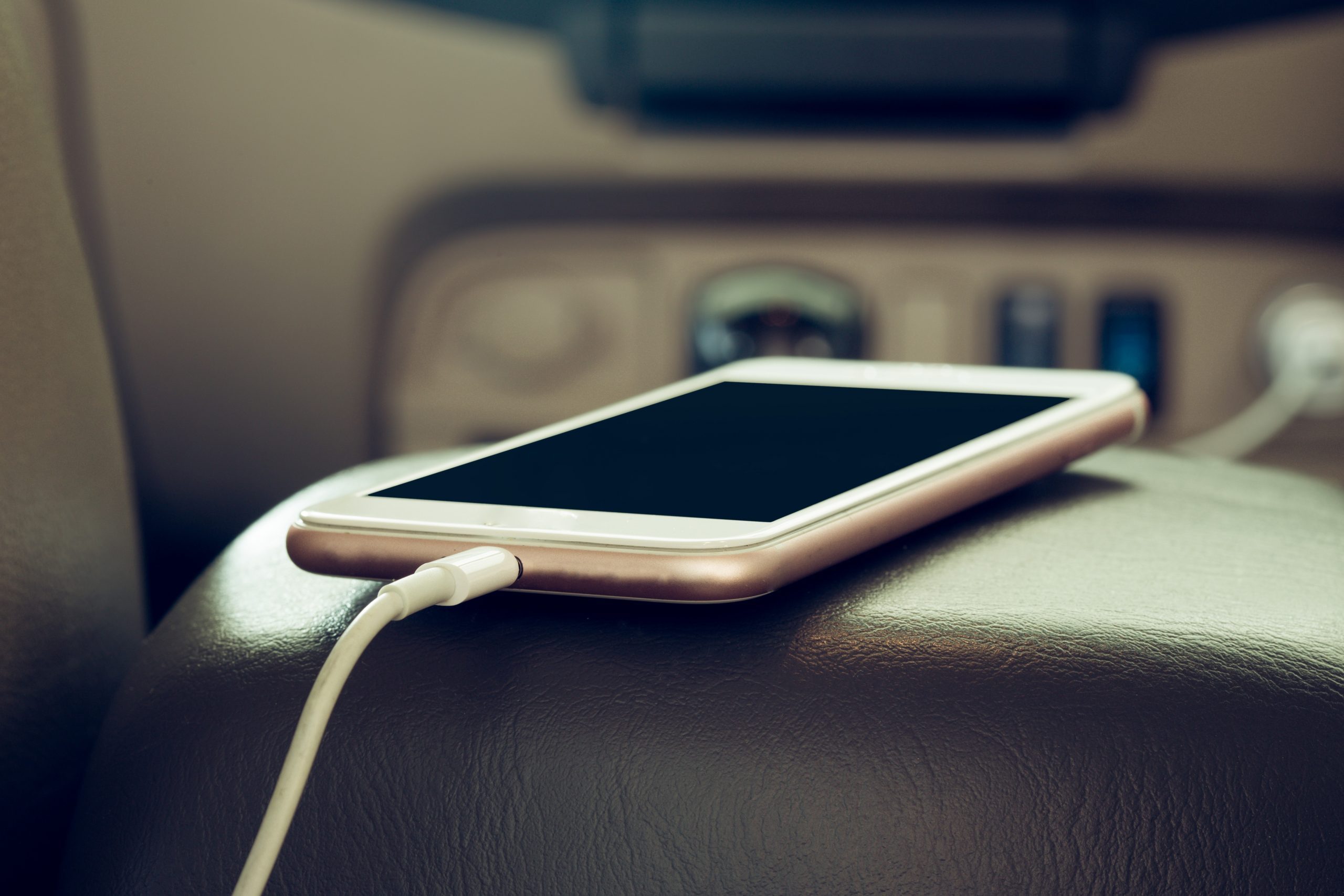 Motor24 Facebook ad: Charge your cell phone in the car?! This is why you should…