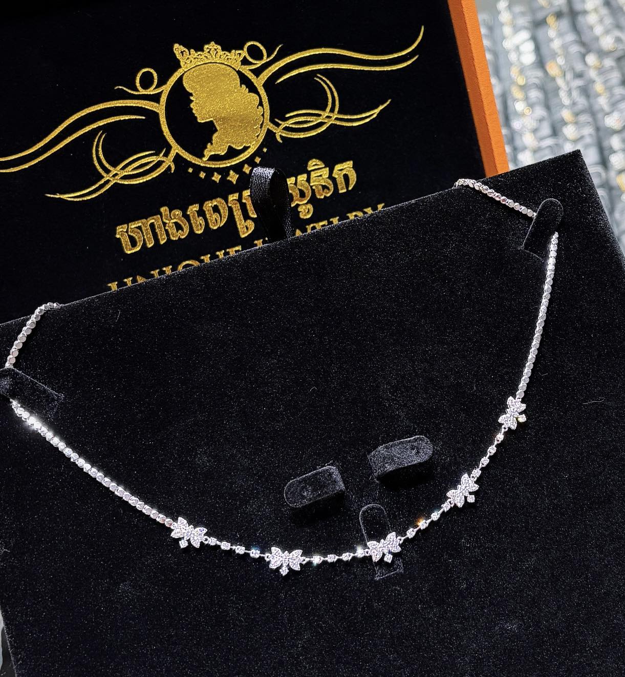 ហាងពេជ្រ យូនិក Unique Jewelry Facebook ad: Chat with us